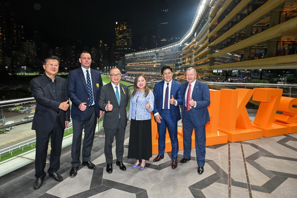 香港特別行政區政府文化體育及旅遊局局長羅淑佩（右三）、馬會主席廖長江（左三）、中國香港欖球總會主席蒲敬思（左二）、馬會行政總裁應家柏（右一）、立法會議員霍啟剛（右二）、廣東省社會體育和訓練競賽中心主任蔡建祥（左一）在跑馬地馬場舉行的「賽馬 × 欖球」慶祝晚宴上合照。