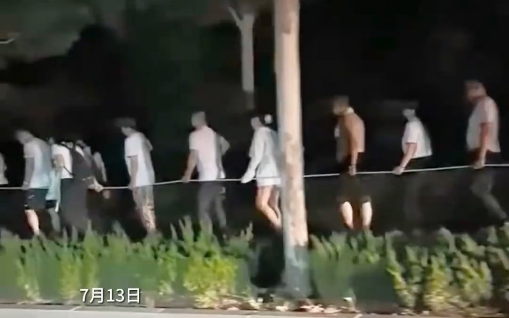 有人指,蒙眼神秘人深夜景區詭異列隊行走是為參與健步活動。 有人指,蒙眼神秘人深夜景區詭異列隊行走是為參與健步活動。
