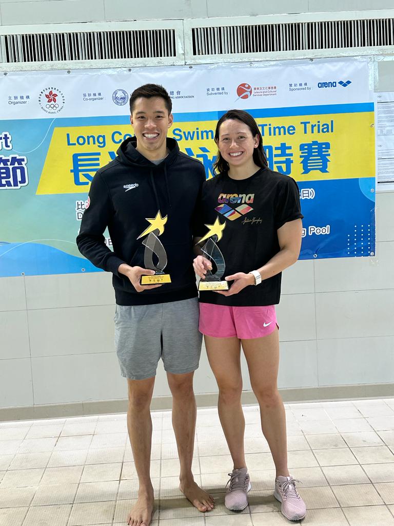 何詩蓓(右)與何甄陶雙雙達奧運A標，取得巴黎奧運入場券。中國香港游泳總會圖片
