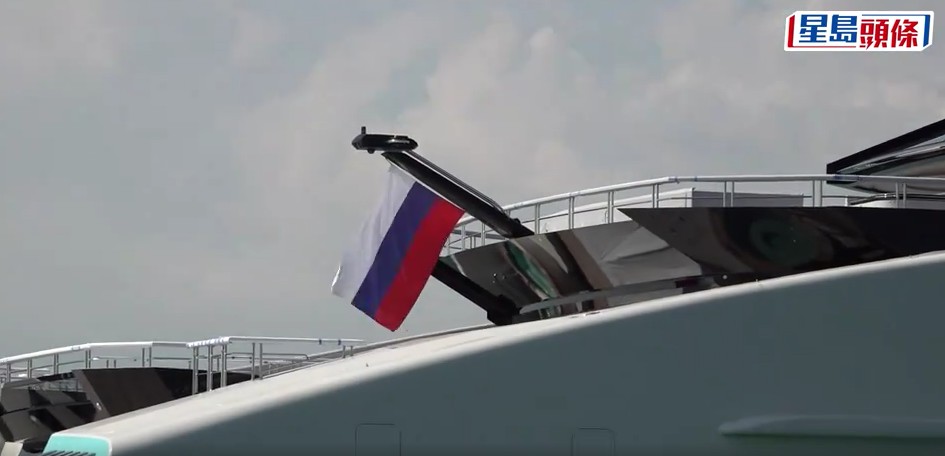 船尾掛上俄羅斯國旗。黃偉強攝
