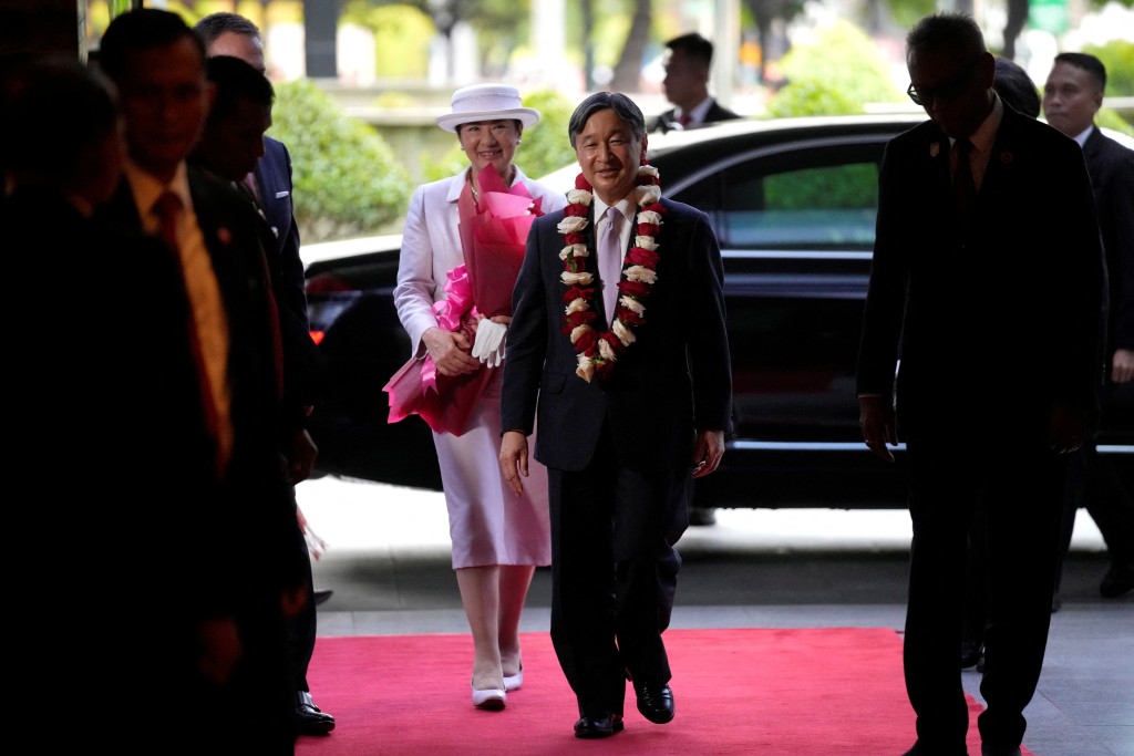 日王德仁及皇后雅子抵印尼访问，多位印尼官员到场迎接。  美联社