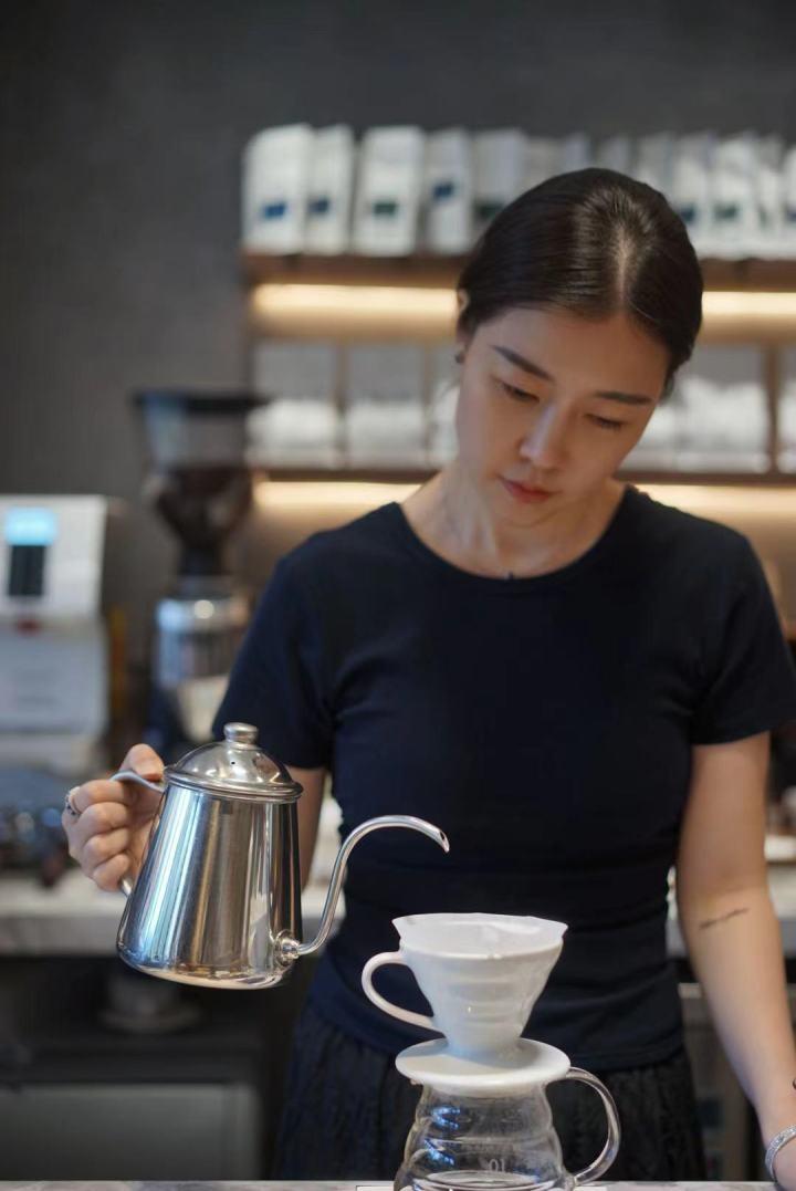 咖啡店主理人陳女士。