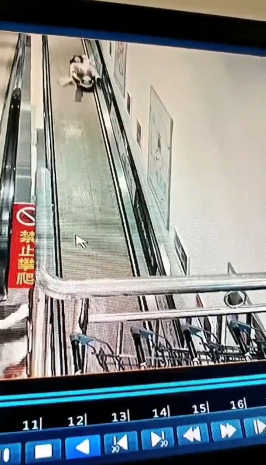 極品寶媽在電扶梯「放飛」玩具車，害前方「洢諾」母女被炒低受傷。抖音