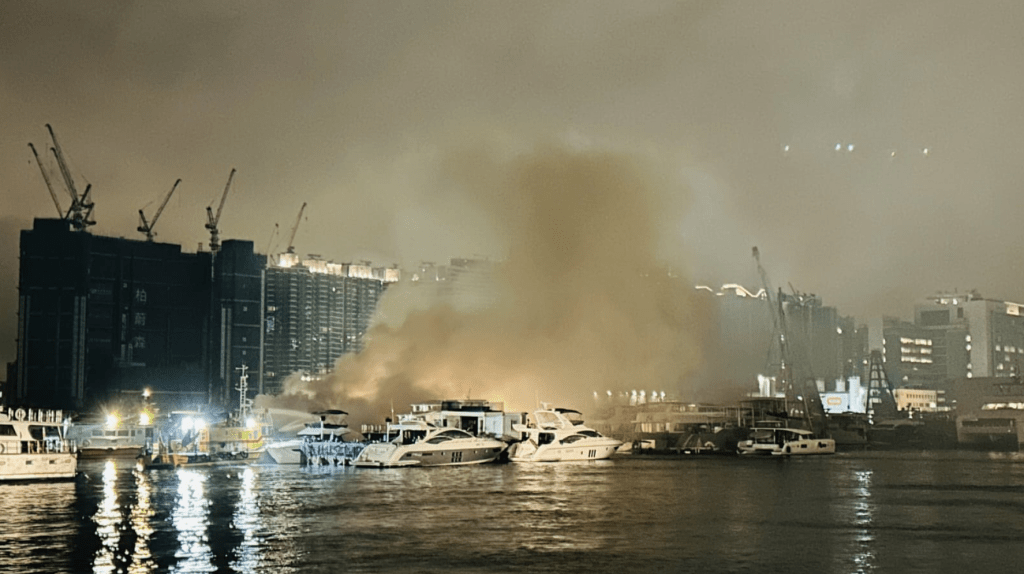 整场火烧了约两小时，燃亮观塘海滨，浓烟弥漫夜空。蔡楚辉摄