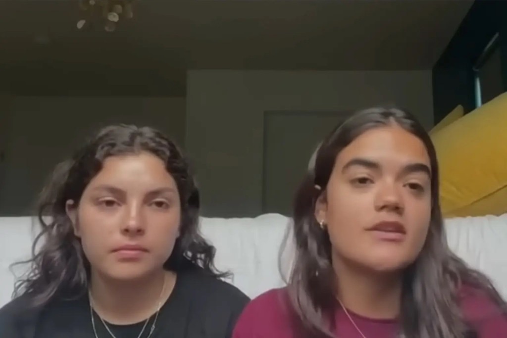 “神祕营”辅导员加尔萨(Silvana Garza)和保拉(Maria Paula)忆述事发时怕被冲走,在自己和女孩们身上写名字。 Youtubt / NMas “神祕营”辅导员加尔萨(Silvana Garza)和保拉(Maria Paula)忆述事发时怕被冲走,在自己和女孩们身上写名字。 Youtubt / NMas