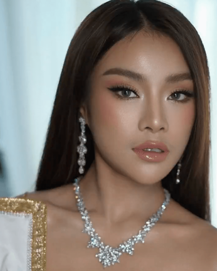 尤菲查除了活跃于选美及模特儿界，亦曾涉足音乐，推出个人歌曲。