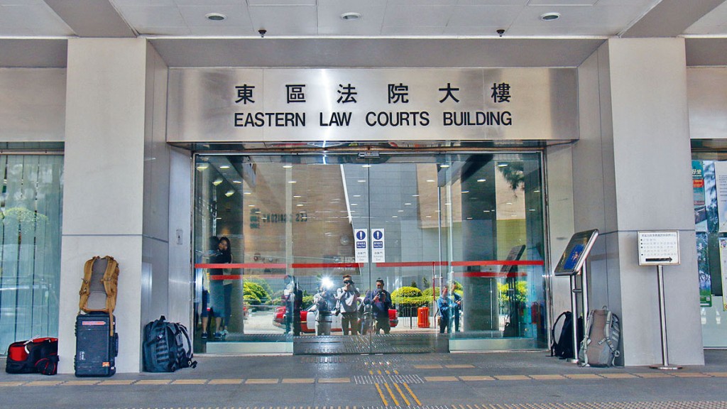 被告今承認2項代理人意圖欺騙其主事人而使用文件罪,續准保釋候判。資料圖片