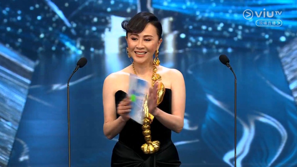 刘嘉玲负责颁发首两个奖项。