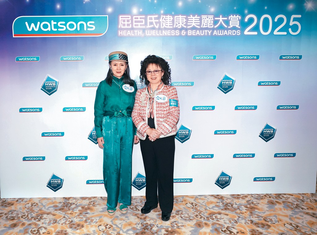 雪肌蘭國際集團主席劉陳小寶（右）、雪肌蘭國際集團副主席陳細潔亮相接受殊榮。