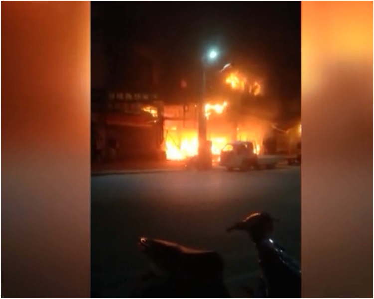 民居火災發生公安和消防趕至灌救。網圖