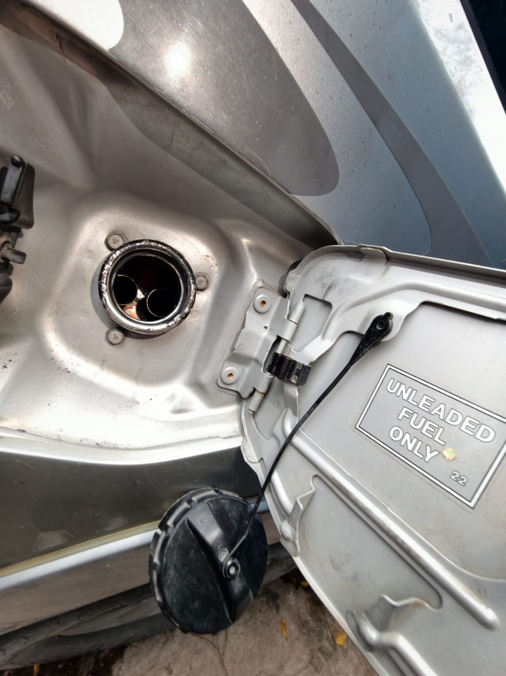 有涉案非法改裝車輛有兩個油缸，相信是為了方便偷運不同種類燃油。