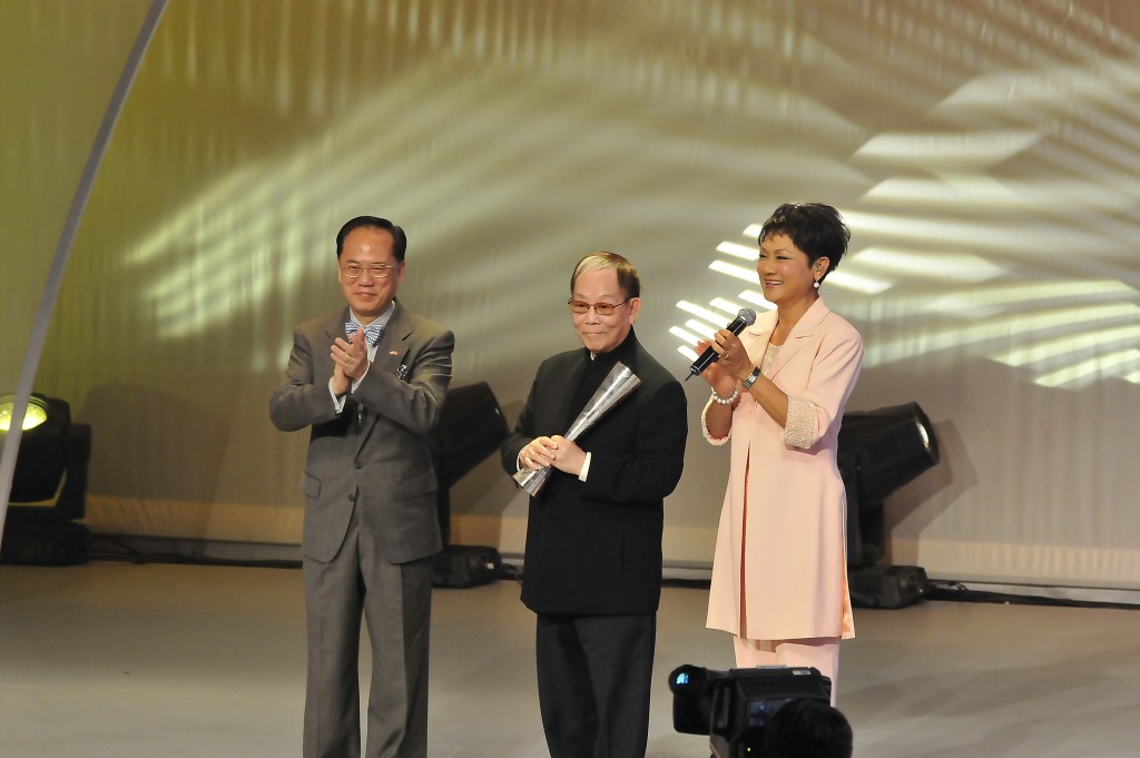 2011年顧嘉煇獲「香港藝術發展獎」頒發「終身成就獎」。
