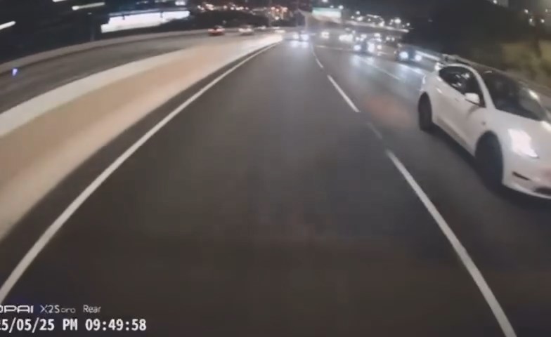 白色Tesla私家車撞向前方的電單車。網上片段截圖 白色Tesla私家車撞向前方的電單車。網上片段截圖