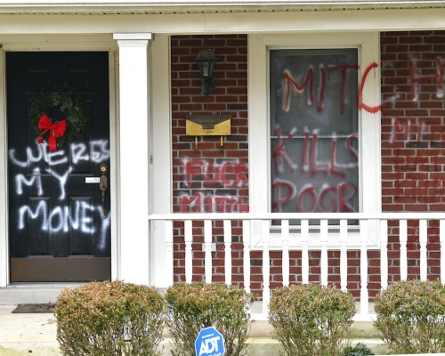 麥康奈爾位於肯塔基州的寓所大門外，被人用噴漆噴上「我的錢在哪？」。AP圖片
