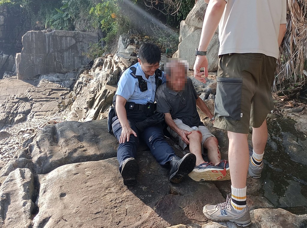 警員周安琪攀山涉水,最終在石灘尋回伯伯。 警員周安琪攀山涉水,最終在石灘尋回伯伯。