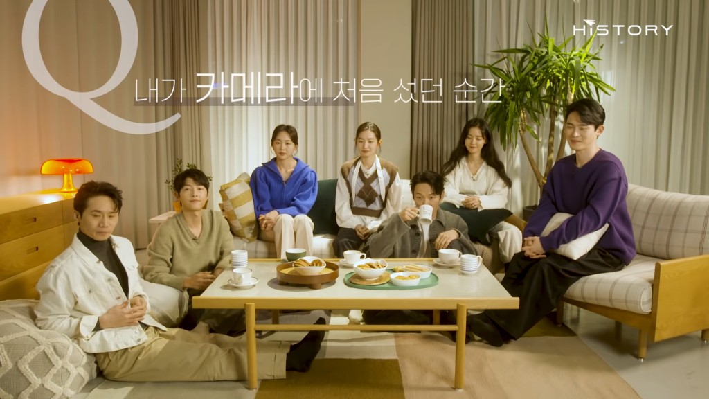 宋仲基與同公司的前後輩交流。