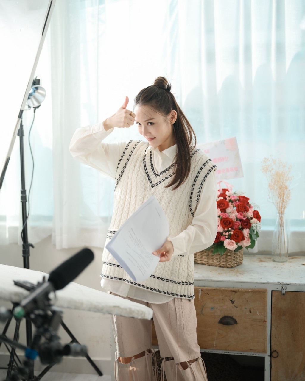 Ali为慈善基金拍摄宣传短片，介绍机构为基层长者提供的免费医疗服务。