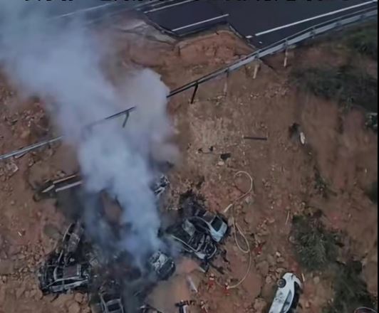 梅龍高速公路塌陷造成24人死亡，多輛汽車互相堆疊焚毀剩車架。
