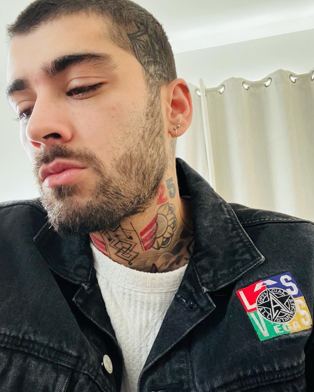 4日前,Zayn Malik在社交平台上載的自拍,對眼好似喊到腫咗。