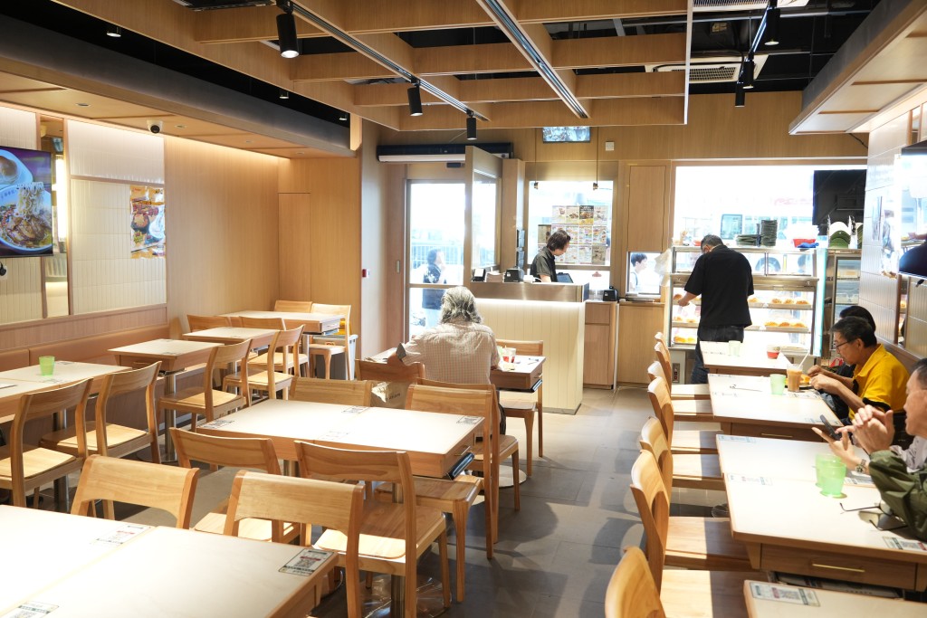 每間分店都有舊客問「是否西環那間」、「周生在不在」,這份情懷成為品牌重生的起點。 每間分店都有舊客問「是否西環那間」、「周生在不在」,這份情懷成為品牌重生的起點。