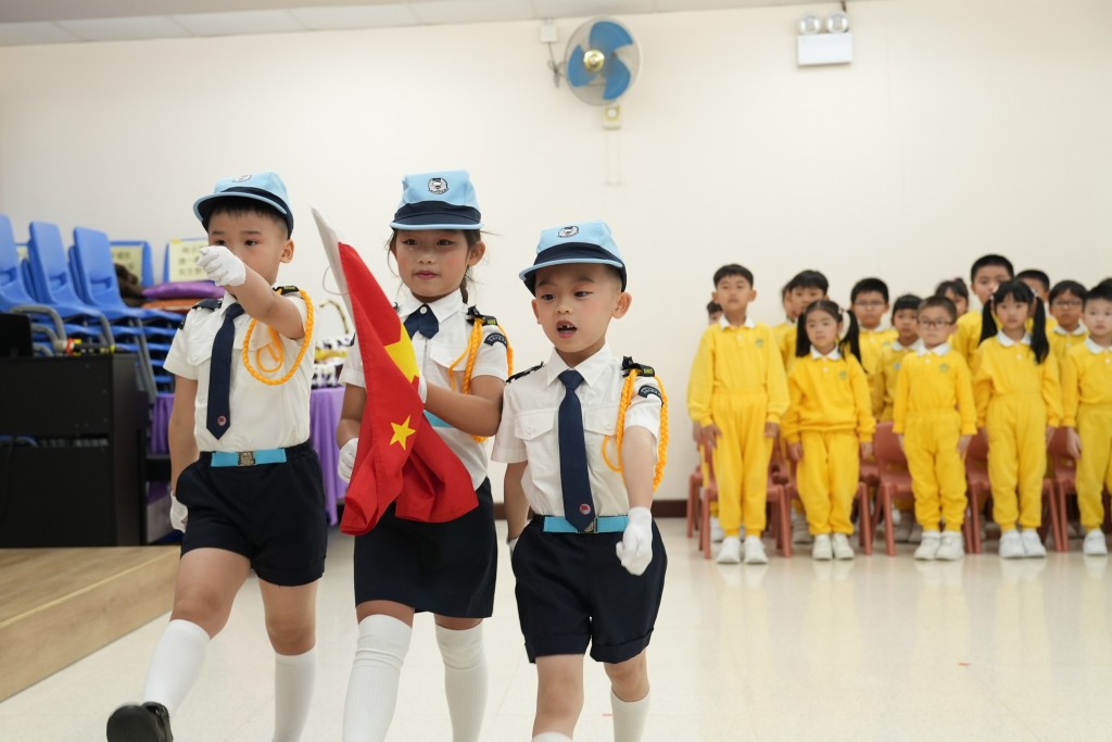 幼兒園的學生舉行升國旗儀式。何永賢fb