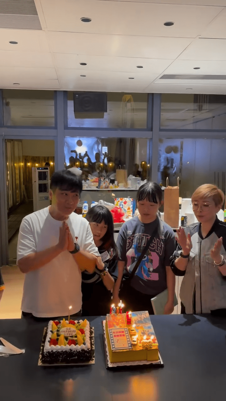 大女錢凱晴（Alyssa）盡顯長姐風範，將大部份蠟燭都讓給妹妹吹熄。