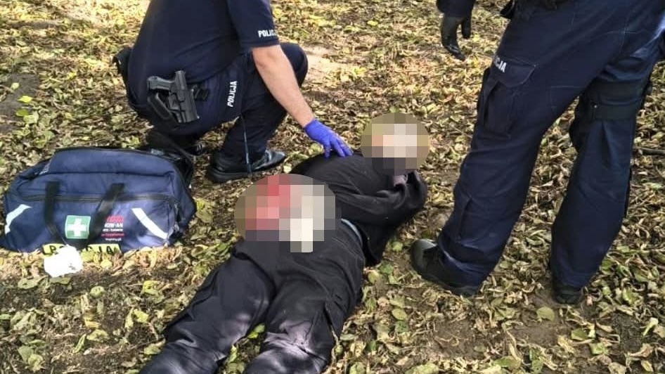 波蘭高中有人持刀攻擊致7傷，疑犯落網。 fb / Policja Ostrołęka