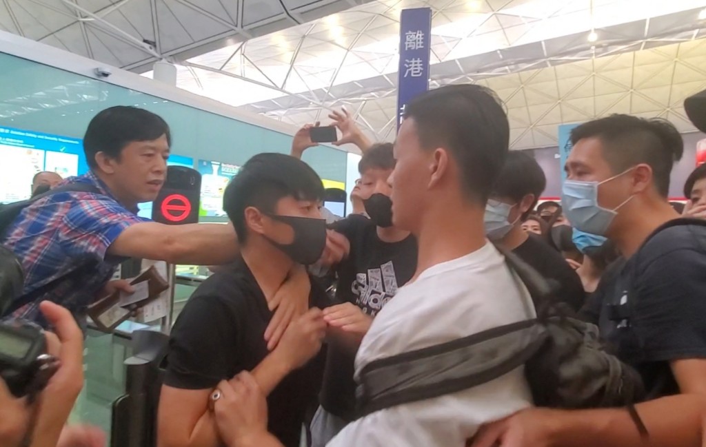 機場運作一度癱瘓令數以萬計旅客滯留。資料圖片