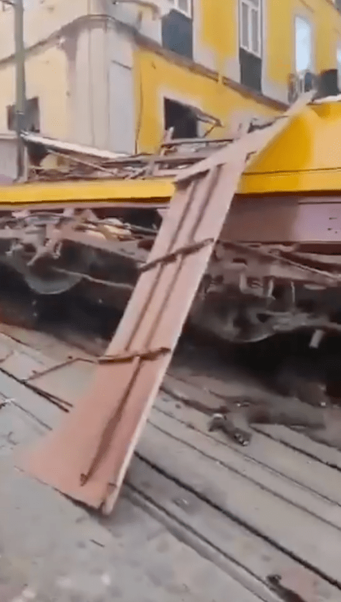 網上影片顯示,纜車已幾近全毀,車廂嚴重扭曲變形,車頂和車側被撞爛。 影片截圖X@PolymarketIntel 網上影片顯示,纜車已幾近全毀,車廂嚴重扭曲變形,車頂和車側被撞爛。 影片截圖X@PolymarketIntel