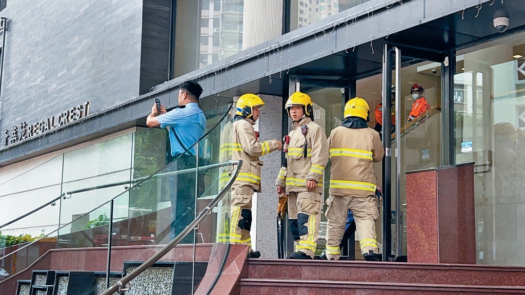 消防員進入大廈起火單位開喉灌救。