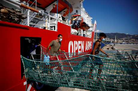 有難民抵達意大利西西里島後下船。路透社