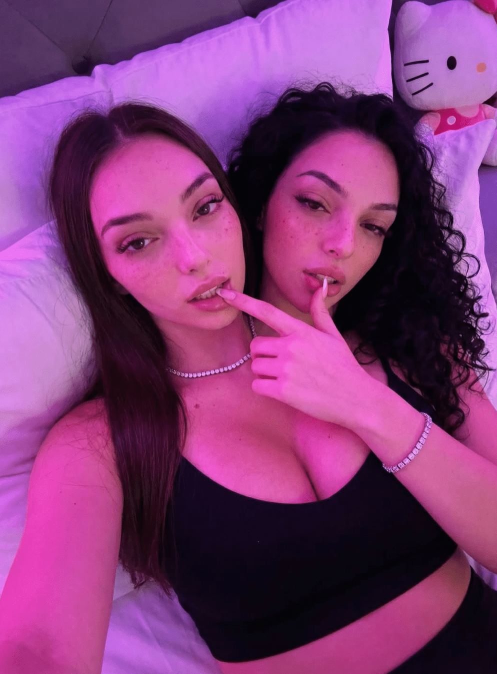 IG@itsvaleriaandcamila