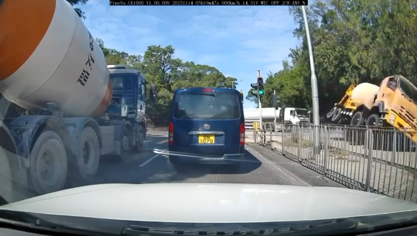 田螺車由長青公路右轉駛入青衣西路時，失控自炒翻側。網上片段截圖