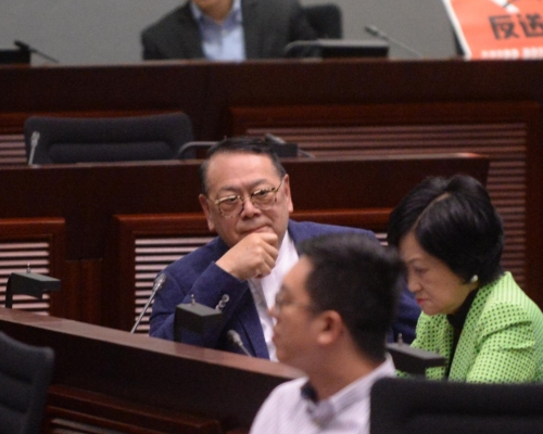 建制派最資深議員石禮謙(中)