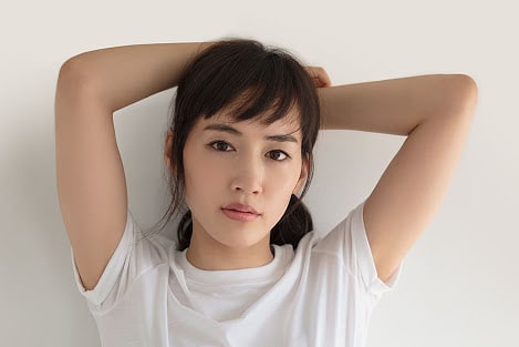 綾瀨遙早前宣布染疫,被指有特權優先入院。