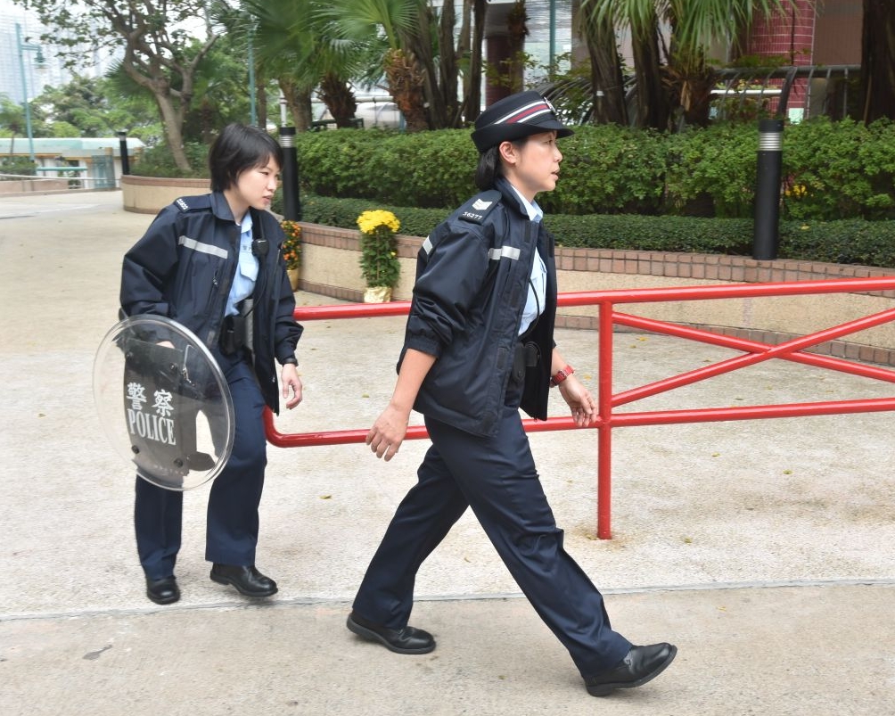 警方接報持盾牌登門游說。