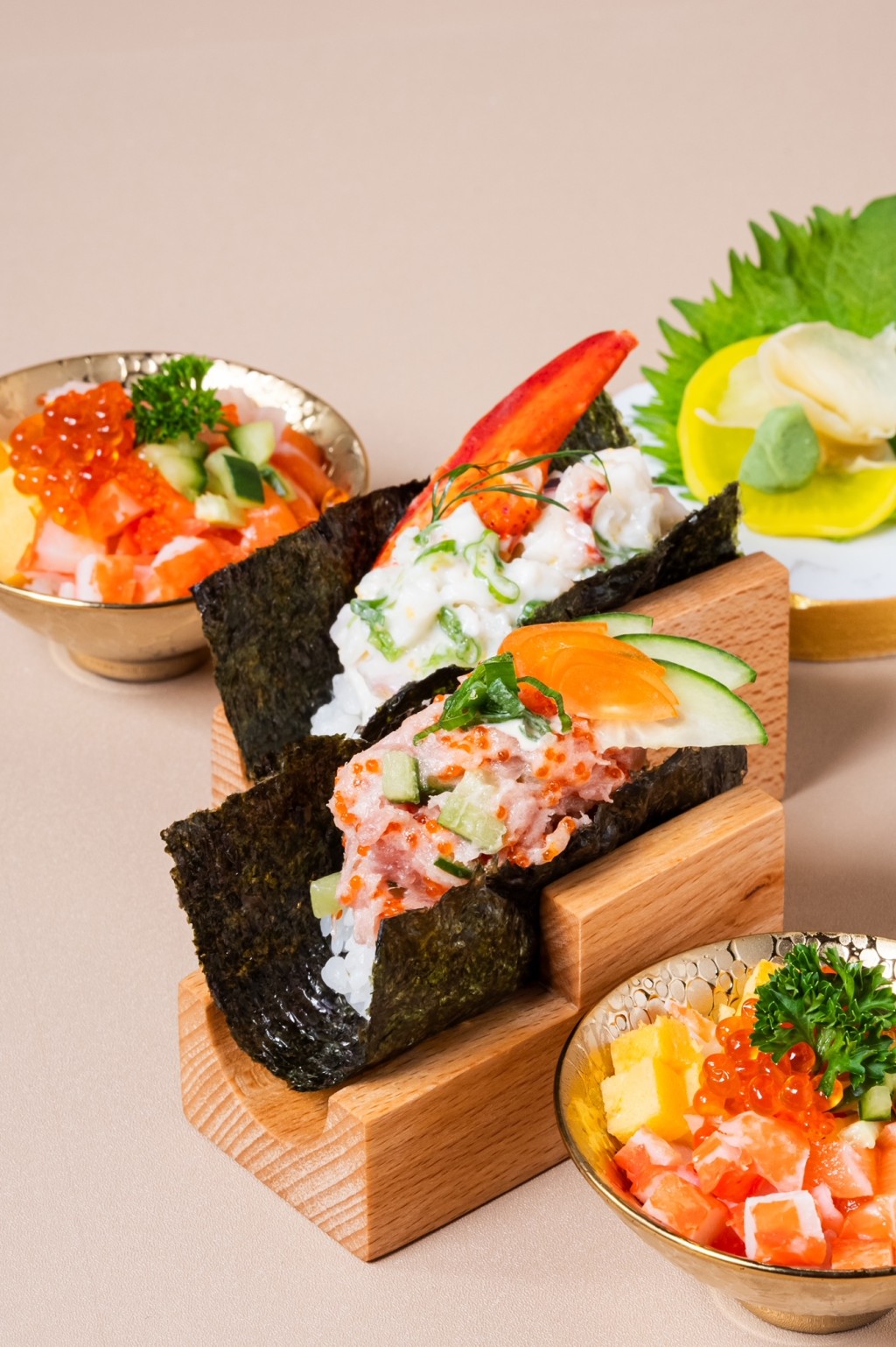 帝都酒店 柏麗廳——即製壽司—打開了的手卷壽司包着和風沙律，另有精緻小巧的迷你刺身飯，豐腴美味。