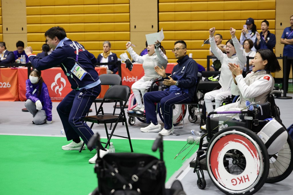 余翠怡、林嘉雯、汤雅婷、钟婉萍勇夺女子花剑团体赛银牌。照片由中国香港残疾人奥委会提供