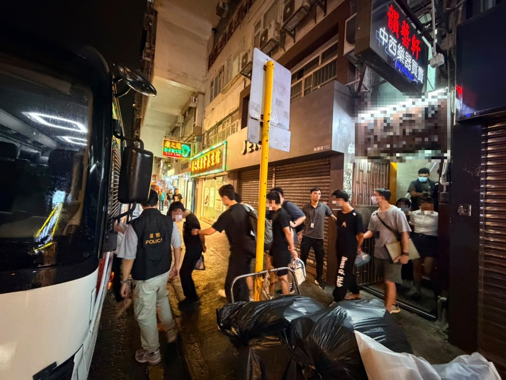 深水埗警搗破多個懷疑釣魚機賭場 拘捕25人 檢數十部釣魚機及賭款。警方提供 深水埗警搗破多個懷疑釣魚機賭場 拘捕25人 檢數十部釣魚機及賭款。警方提供