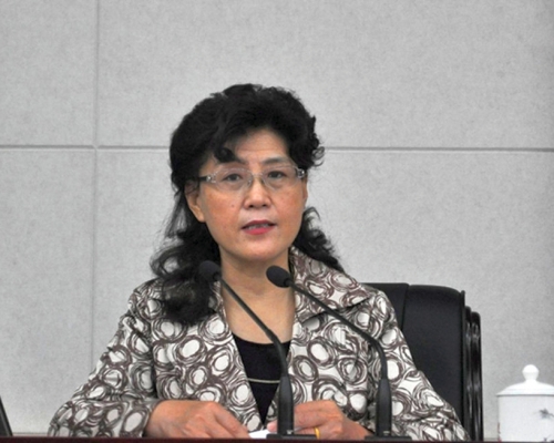 黨校前教授蔡霞發表有嚴重政治問題和損害國家聲譽的言論，被開除黨籍，取消退休待遇。