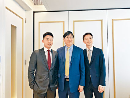 现代牙科行政总裁魏圣坚(中)表示，即使中美贸易战持续，预料对集团的影响并不大。