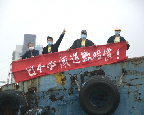保釣運動委員會拉起橫額,高叫「打倒日本軍國主義,保衛釣魚台」的口號。