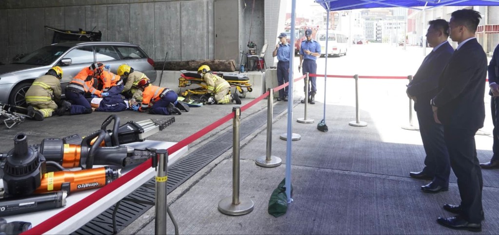 代表團參觀消防及救護學院，並視察消防處專隊演練和先進救援裝備展示。消防處FB圖片