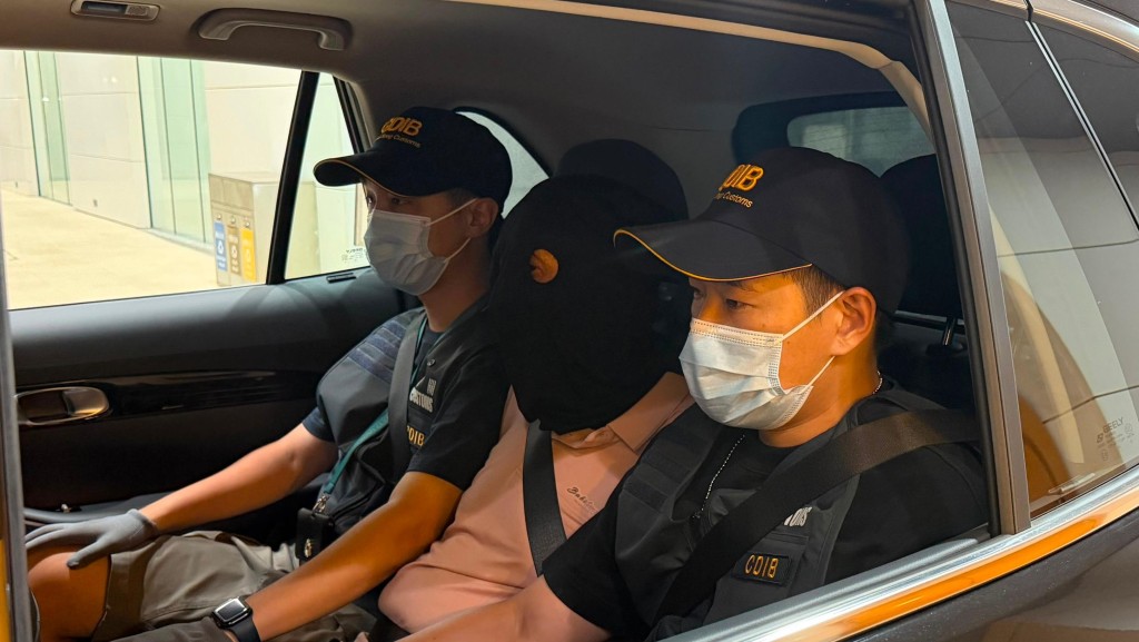 其中一名被捕男子。海关图片