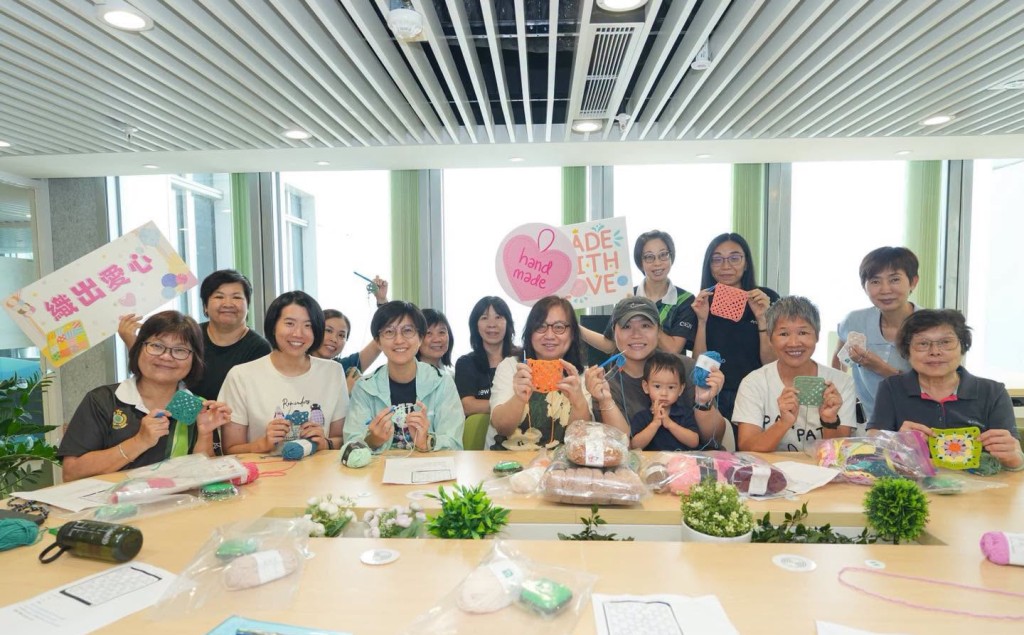 海關義工隊今日(25日)早上在海關總部大樓安排一個編織興趣班。香港海關FB圖片 海關義工隊今日(25日)早上在海關總部大樓安排一個編織興趣班。香港海關FB圖片