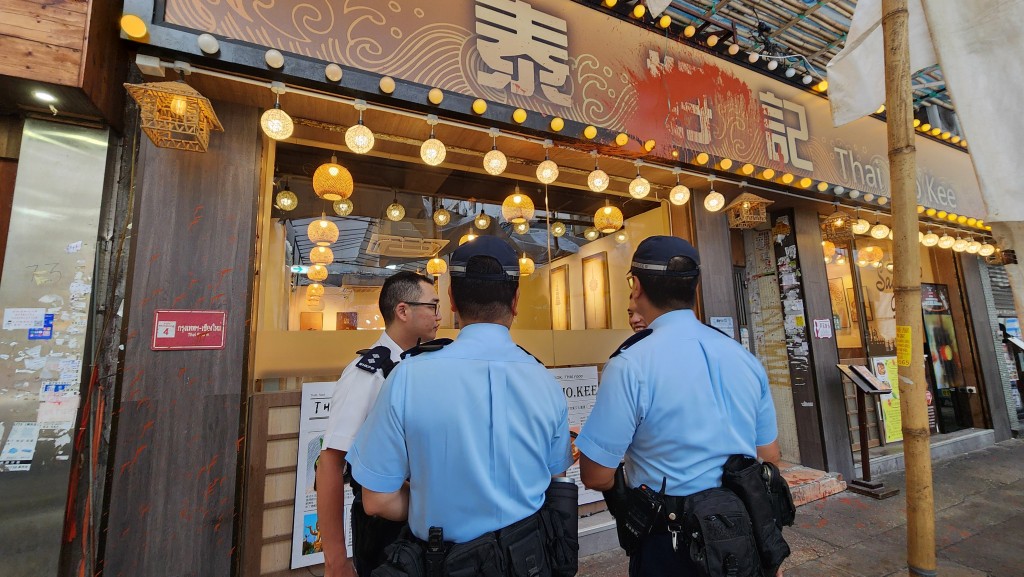 旺角通菜街泰菜館招牌遭淋油 狂徒逃遁警方追查