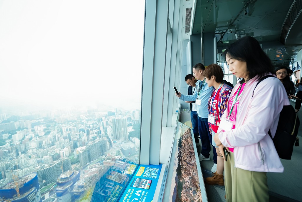 考察團到香港著名景點太平山頂參觀。旅發局圖片