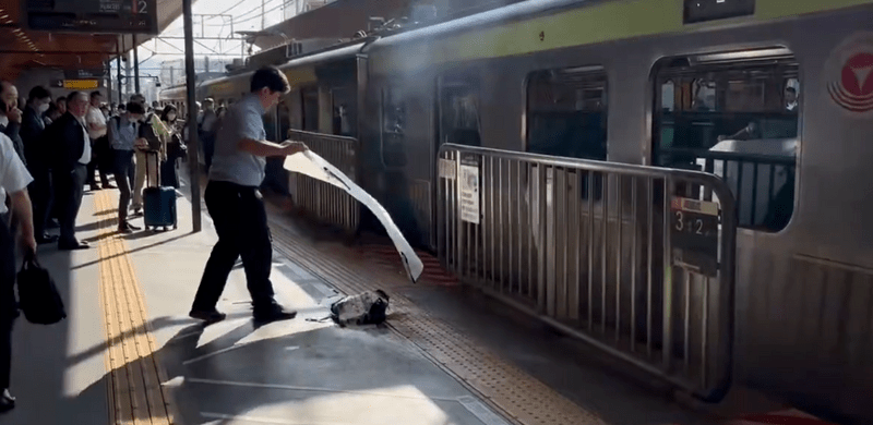 東京品川區旗之台車站有列車乘客放在包包裡的行動電源起火，工作人員以白布遮蓋。X@Resser_z1000