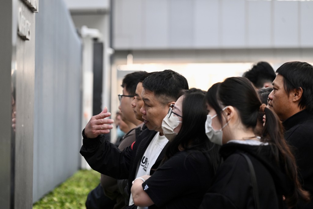 巿民等候默哀。