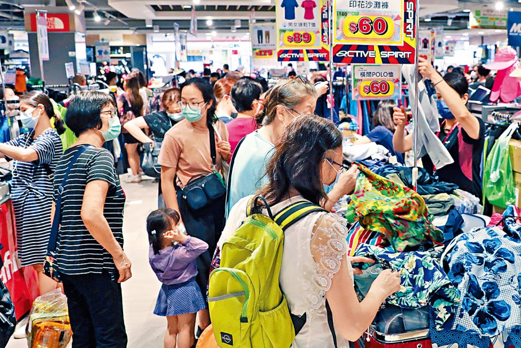 市民和旅客在商場選購服裝。
